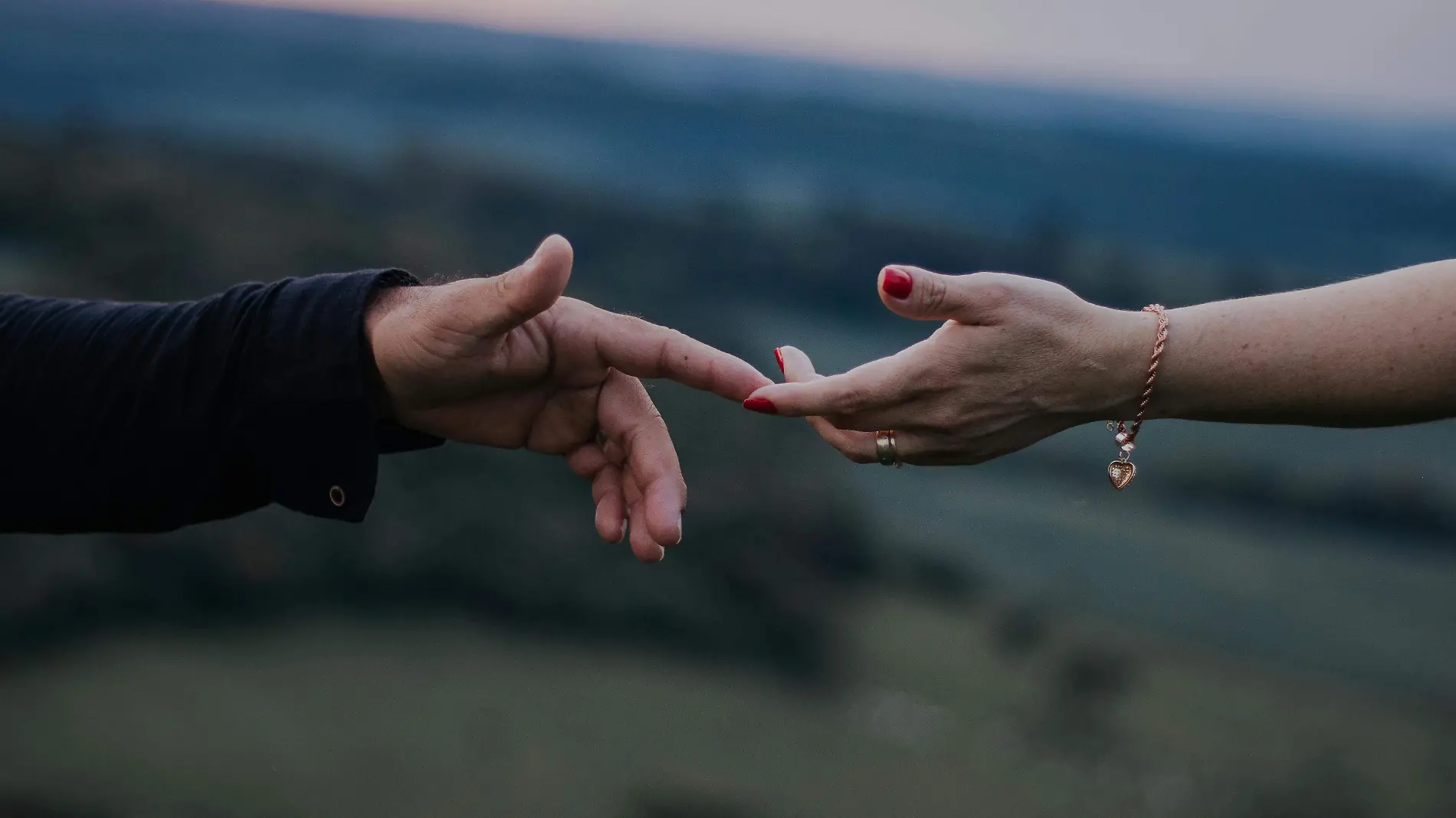 parejas tomandose la mano